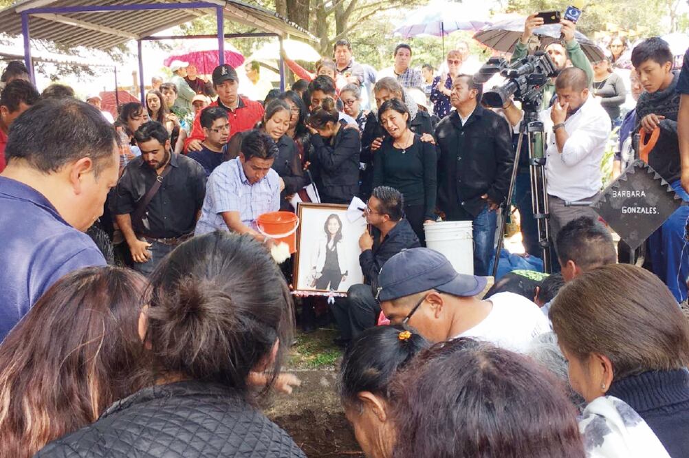 Más de 500 personas acompañaron a Jessica hasta el panteón donde descasarán sus restos. Ente cohetes, flores y música de mariachi que entonaba Amor Eterno se despidieron de la doctora que era muy querida por su comunidad. (MICHELLE GARCÍA. EL UNIVERSAL)