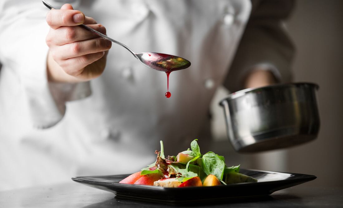 Degustaciones gastronómicas, a cargo de famosos chefs locales e invitados con catas de vinos, cócteles y maridaje. (Foto: iStock)