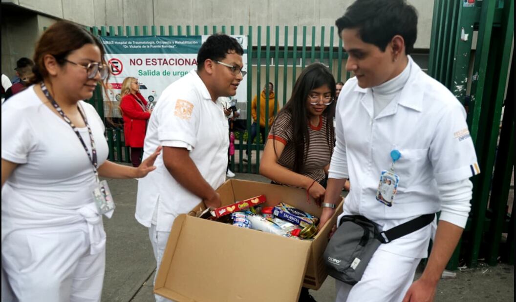 Voluntarios apoyan con comida a familiares de las víctimas por la explosión de pipa en Puente de la Concordia en Hospital Magdalena de las Salinas, en la Ciudad de México, el 11 de septiembre de 2025. Foto: Carlos Mejía/EL UNIVERSAL