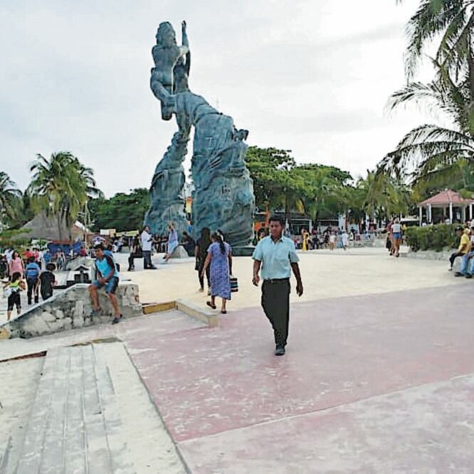 En la Quinta Avenida de Playa del Carmen abundan turistas y comerciantes, pero la presencia de policías es mínima. ESPECIAL