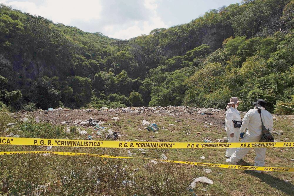 En un tercer peritaje, los expertos argentinos determinaron que los 43 normalistas de Ayotzinapa no fueron quemados en el basurero de Cocula (ARCHIVO EL UNIVERSAL)