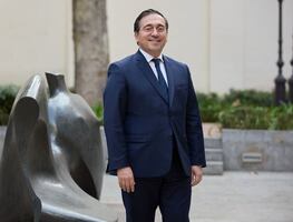 Derecha española exige la renuncia del ministro José Manuel Albares tras reconocer agravios en La Conquista; "es el peor representante"