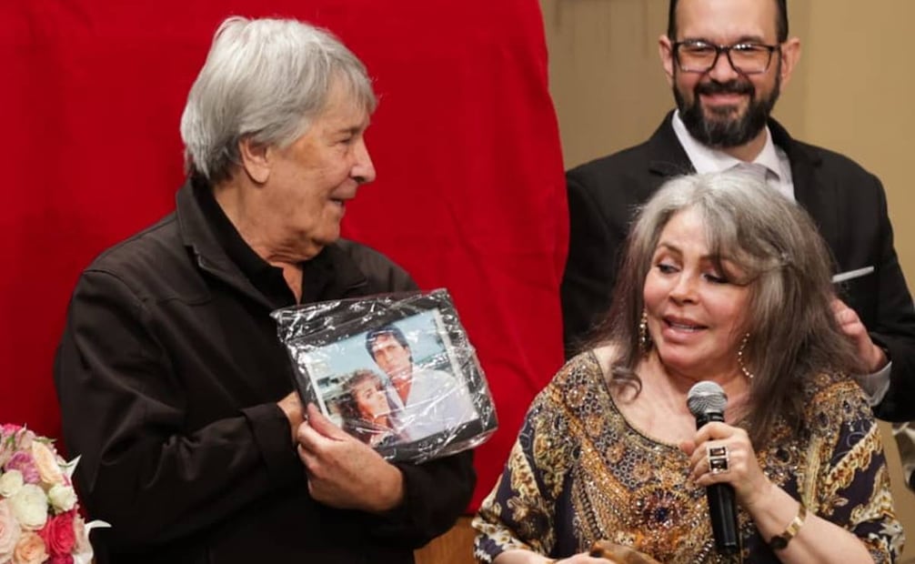 Verónica Castro le regala a Juan Ferrara una foto de cuando ambos protagonizaron la telenovela "Valentina".
FOTO: CARLOS MEJIA/EL UNIVERSAL