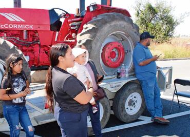 Sufren bloqueo de carreteras en Guanajuato; pasan noche fría, entre estrés y solidaridad