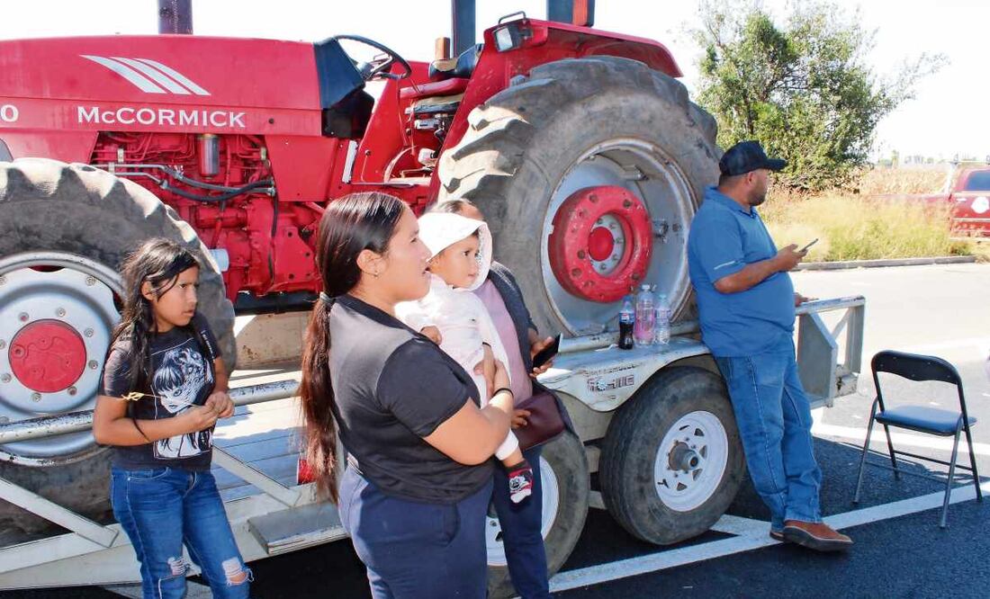 Cientos de turistas, traileros y peregrinos se quedaron atorados en las carreteras de Guanajuato. Foto: Xóchitl Álvarez / EL UNIVERSAL