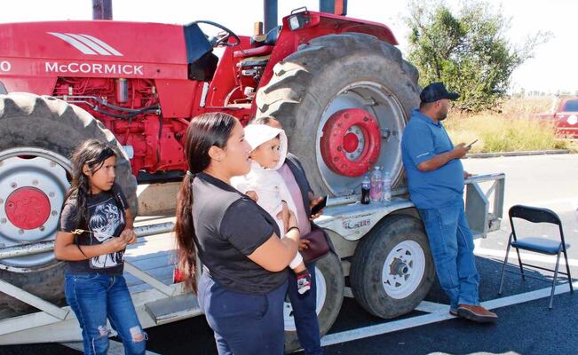 Sufren bloqueo de carreteras en Guanajuato; pasan noche fría, entre estrés y solidaridad