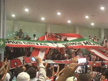 Afición de Chivas agrede a jugadores del América