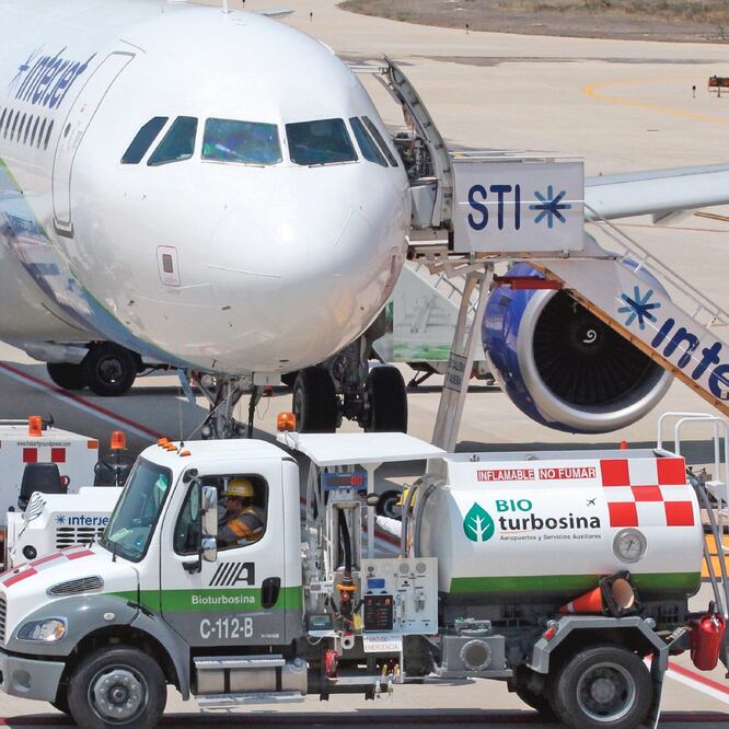 Colaboración. ASA trabaja con Pemex, grupos aeroportuarios y aerolíneas para atender la demanda de combustible en los aeropuertos que opera en el país. ARCHIVO EL UNIVERSAL