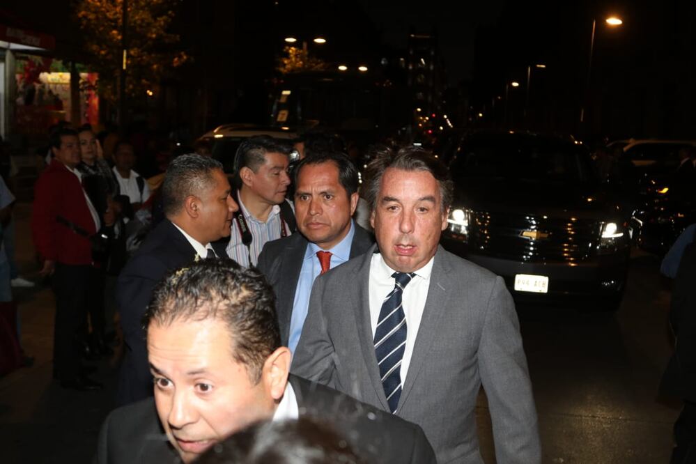 Emilio Azcárraga, entre otros empresarios, luego de la cena ofrecida por el presidente López Obrador. FOTO: CARLOS MEJÍA/EL UNIVERSAL