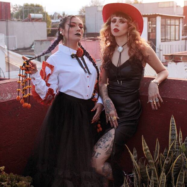 Janet Mérida (izq.) y Erika Maldonado (der.) han pasado de recopilar historias a difundir y conservar el legado cultural mexicano. Foto: Ray Contreras.