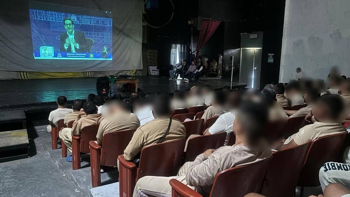 El IECM en coordinación con la ssc transmitieron en diversos centros penitenciarios el primer debate de candidatos a la Jefatura de Gobierno. Foto: Especial