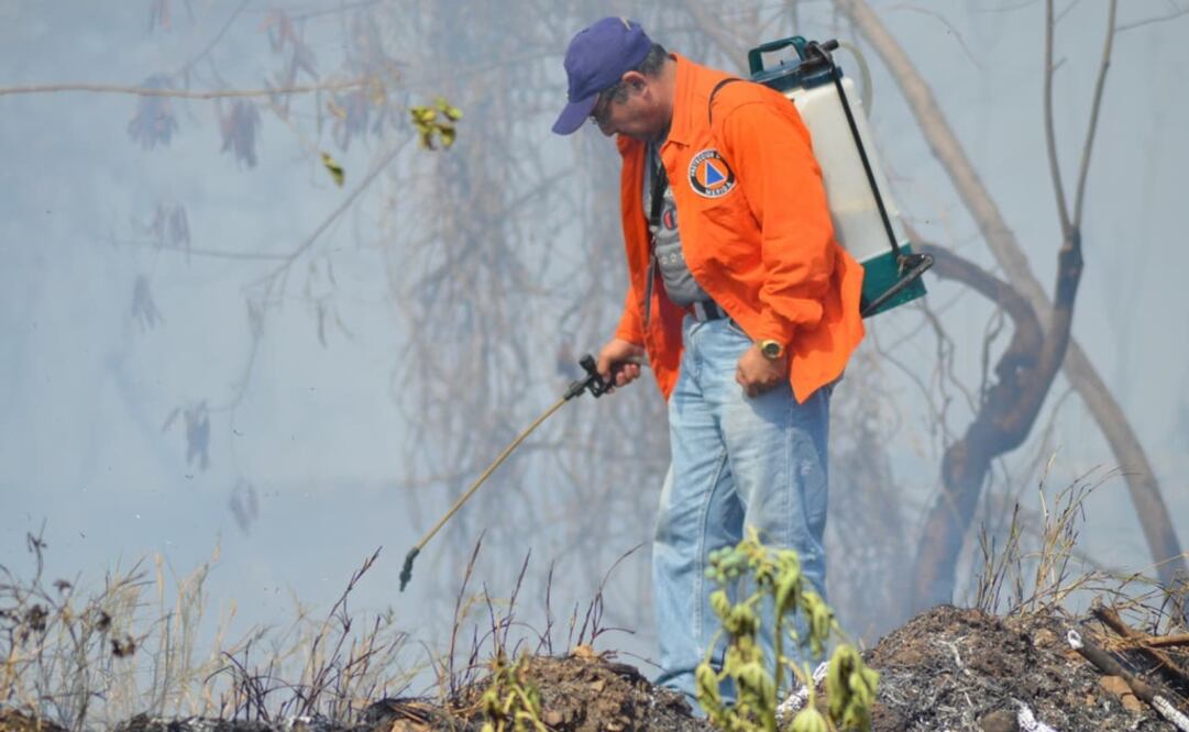 Vecinos del Fraccionamiento Tamarindos bloquearon la zona norte porque desde el domingo pasado hay un incendio. (Foto: Cuauhtémoc Moreno Cabrera)
