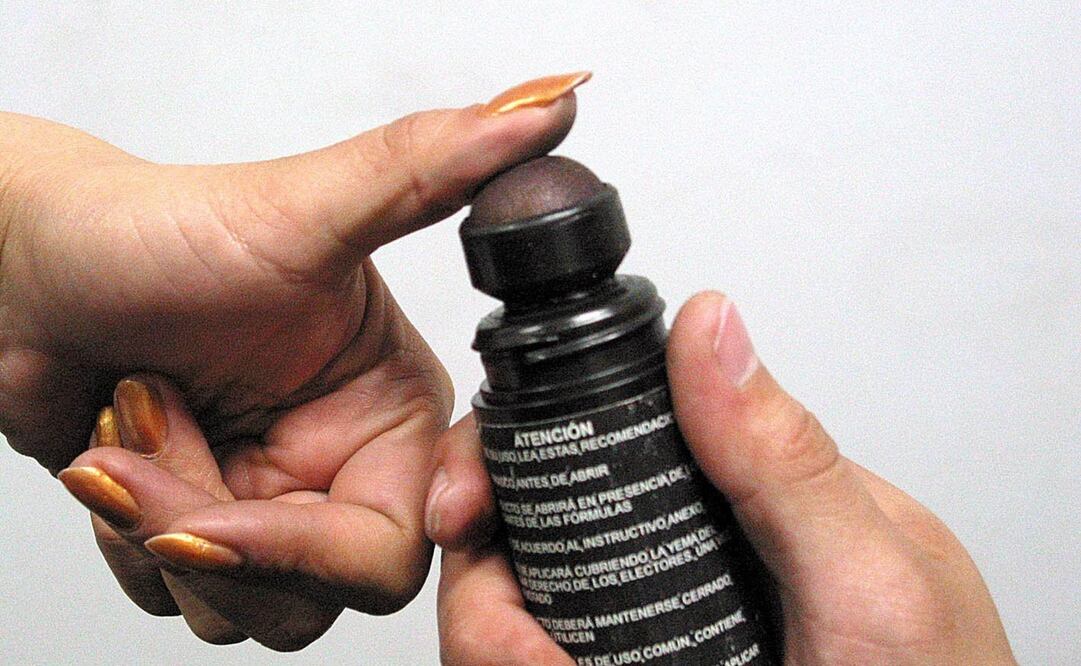 La tinta electoral, tinta indeleble, mancha electoral o tinta fosfórica es una marca semipermanente de tinta o colorante que se aplica, por lo general, en el dedo índice de los votantes de ciertos países durante los procesos electorales. Foto: EL UNIVERSAL