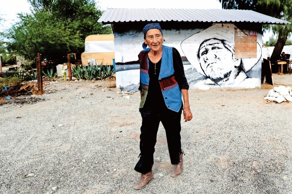 Inocencia fuma desde los ocho años cuando su madre le dejaba medio cigarro para que se lo terminara. Fue la primera pescadora de su comunidad. Para ella la mujer tiene fuerza “porque no le tocó de otra”. (Foto: VALENTE ROSAS)