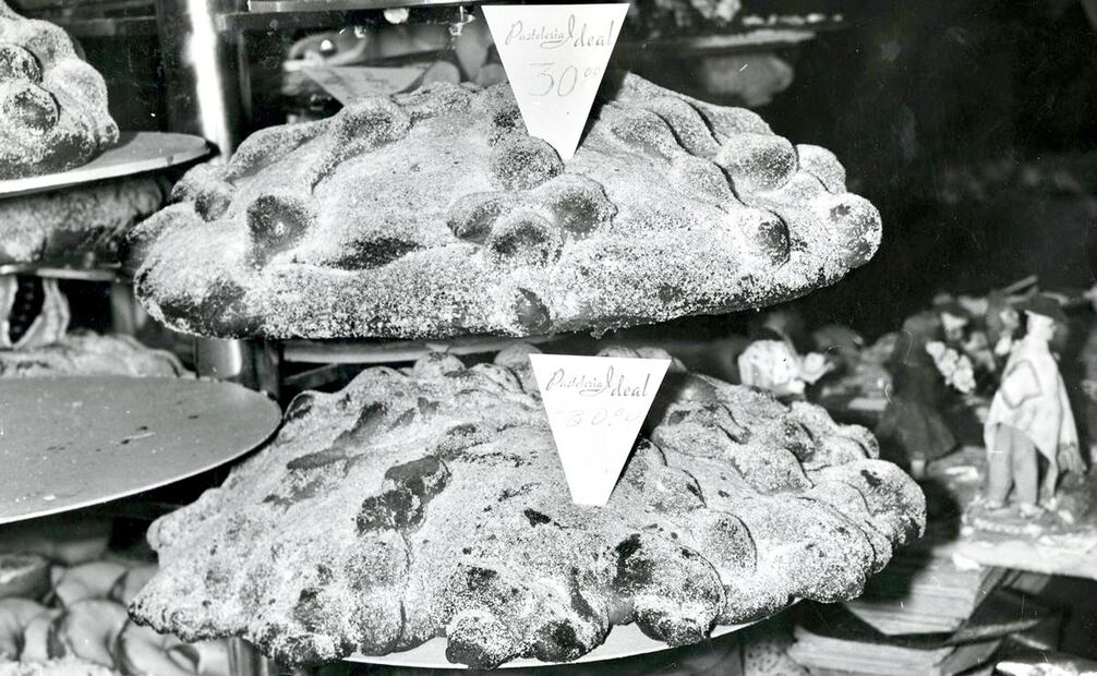 El tradicional pan de muerto, la pieza más vendida y solicitada en las panaderías La Ideal en el año 1968. Foto: Archivo EL UNIVERSAL.