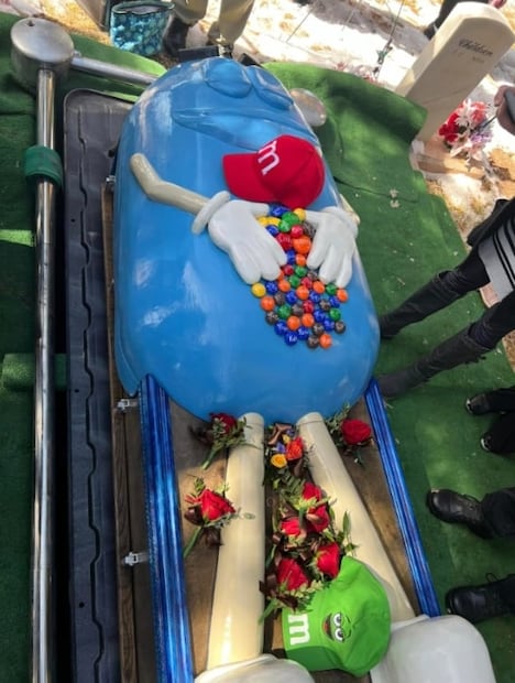 Entierran a abuelita con ataúd de M&M's: "tenías razón a todos nos encantó tu ataúd"