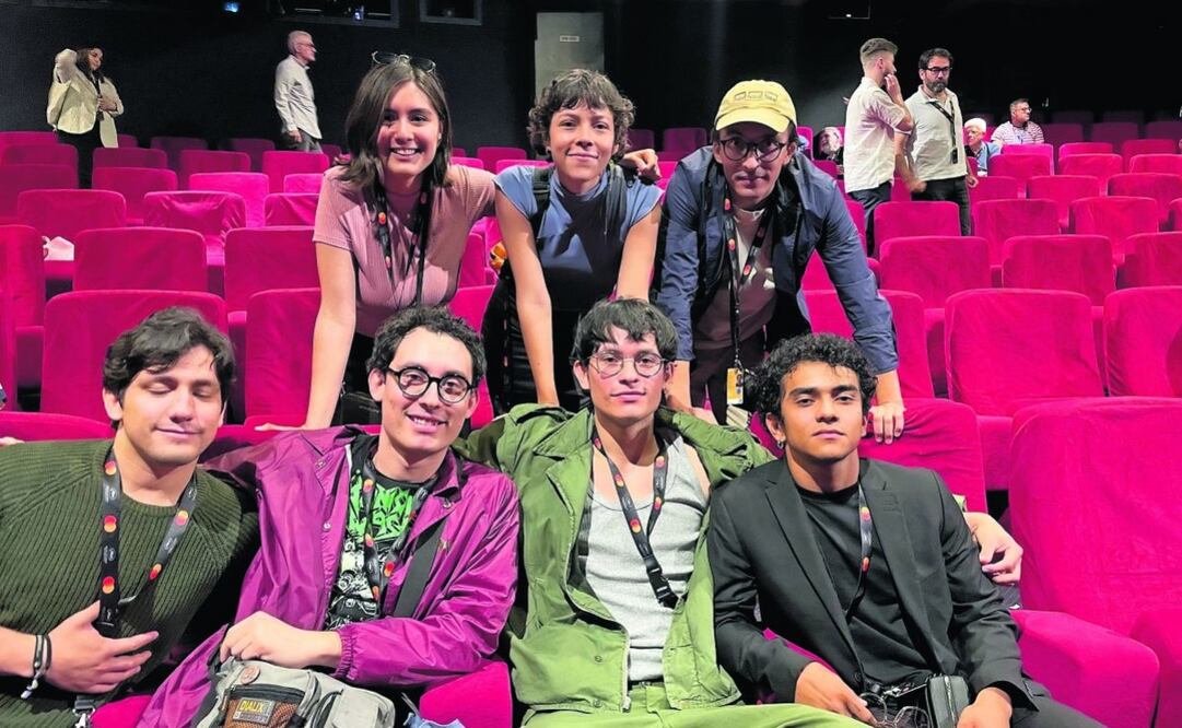 Gabriel Esdras (de verde) con su equipo, con quienes podrá realizar ahora su primer filme. Alejandra Musi | El Universal