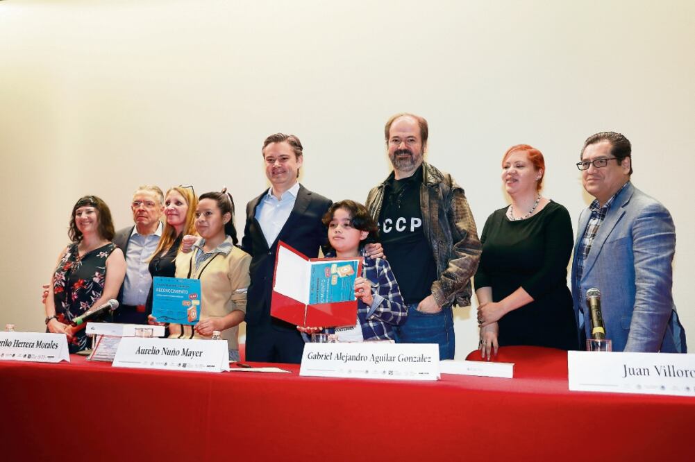 El titular de la SEP, Aurelio Nuño, asistió a la premiación del Segundo Concurs o de Booktubers, junto al escritor Juan Villoro, Vivian Mansour y Raquel Castro (IRVING OLIVARES. EL UNIVERSAL)