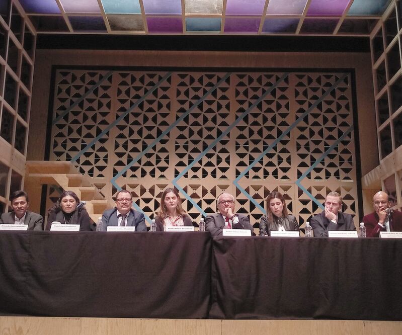 Homero Fernández, director del Centro Cultural Los Pinos; y Antonio Zúñiga, del Helénico, (a los extremos), encabezaron la conferencia. Foto: JESSICA SOTO. EL UNIVERSAL