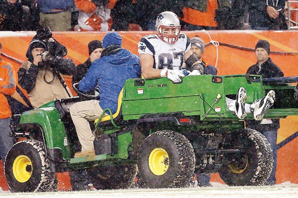 Los exámenes no revelaron gravedad en la lesión del ala cerrada de Patriots, tras el partido ante Broncos (JOE MAHONEY. AP)