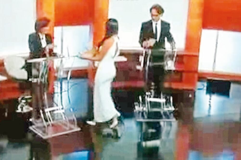 Entre los nuevos lineamientos que informó el Instituto Nacional Electoral, ya no se incluirán edecanes en los debates, tal como ocurrió en 2012 (ARCHIVO EL UNIVERSAL)