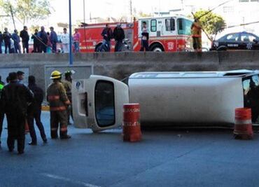 Combi vuelca y cae en estación Lechería del Suburbano