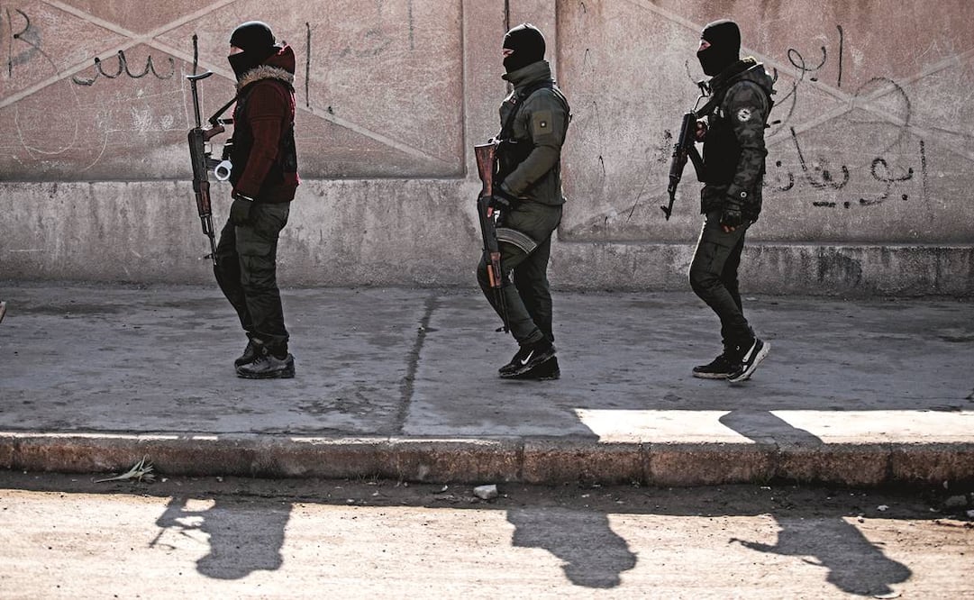 El 28 de enero pasado, rebeldes de las Fuerzas Democráticas Sirias respaldadas por Estados Unidos buscaban militantes del Estado Islámico en Hassakeh, Siria. Foto: Baderkhan Ahma/ AP.