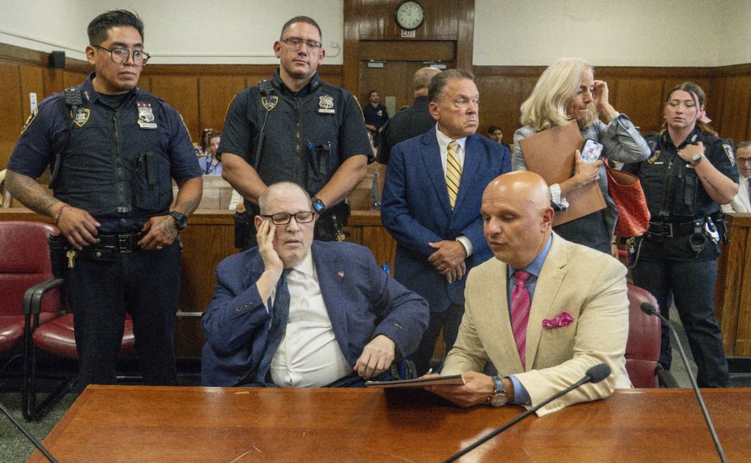 El productor de "Pulp Fiction", de 73 años, que hoy apareció en la corte en silla de ruedas, con un rostro pálido y un traje de chaqueta azul marino, se ha declarado en ocasiones anteriores no culpable de todos los cargos. Foto: EFE.