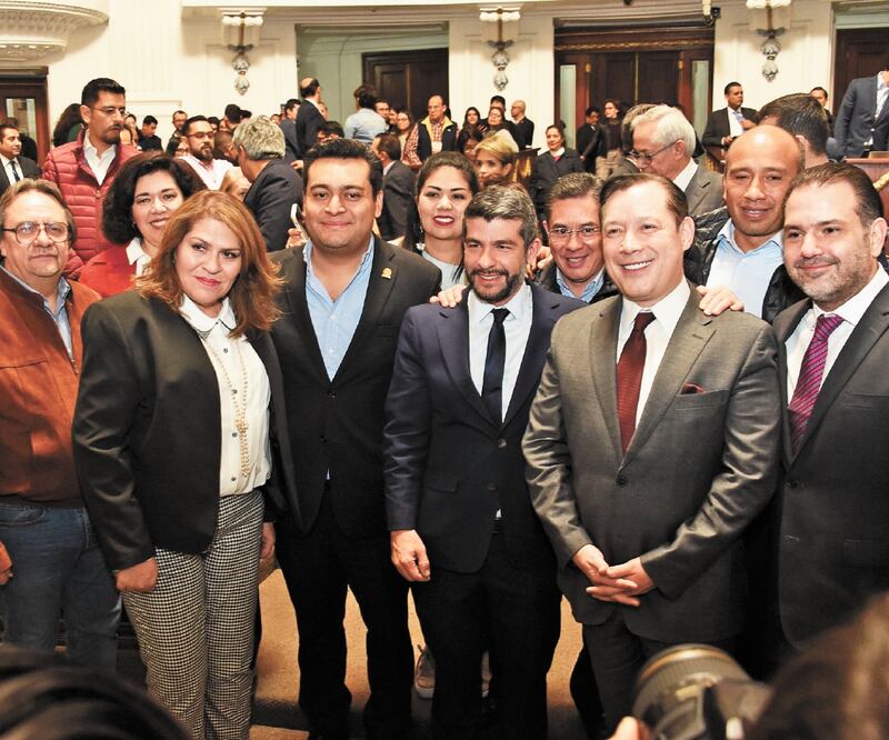 Susana Bátiz, segunda de izquierda a derecha, y Ricardo Amezcua, quinto de izquierda a derecha. Foto/TOMADA DE FACEBOOK