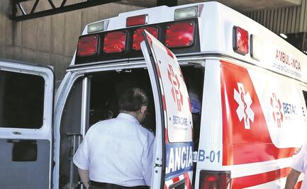 Tras discutir con su pareja, mujer trata de suicidarse al aventarse a un auto en movimiento  