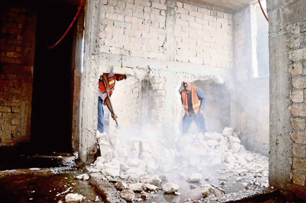 Ayer inició el derribo de dos pisos excedentes en un edificio de Calle 1, número 49, en la colonia Espartaco, en la delegación Coyoacán. ()
