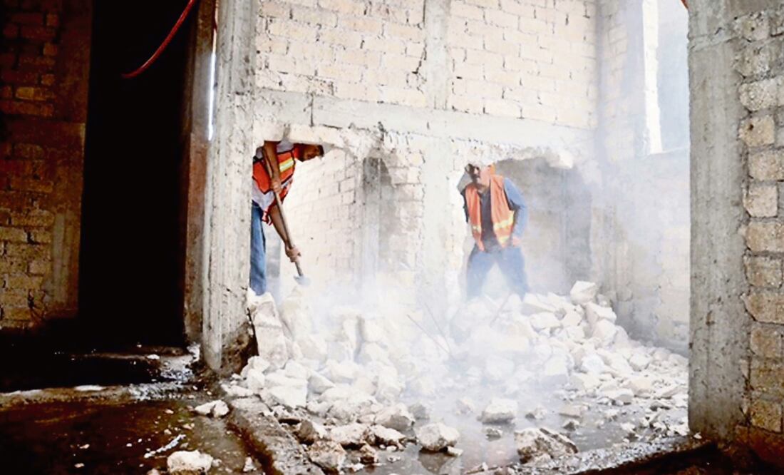 Ayer inició el derribo de dos pisos excedentes en un edificio de Calle 1, número 49, en la colonia Espartaco, en la delegación Coyoacán. ()