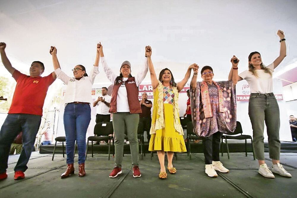 Clara Brugada estuvo acompañada por las candidatas a la alcaldía Venustiano Carranza, Evelyn Parra (izquierda), y al Senado, Ernestina Godoy (derecha). Foto: Especial