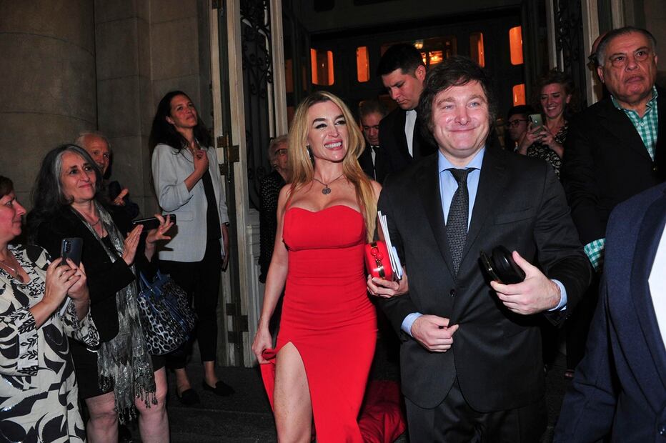 El candidato presidencial Javier Milei sale del Teatro Colón con su ahora ex novia, Fátima Florez, en Buenos Aires, Argentina. Foto: AP