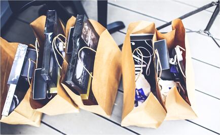 Mexicanos gastan su aguinaldo en ropa, viajes y alcohol en fiestas decembrinas