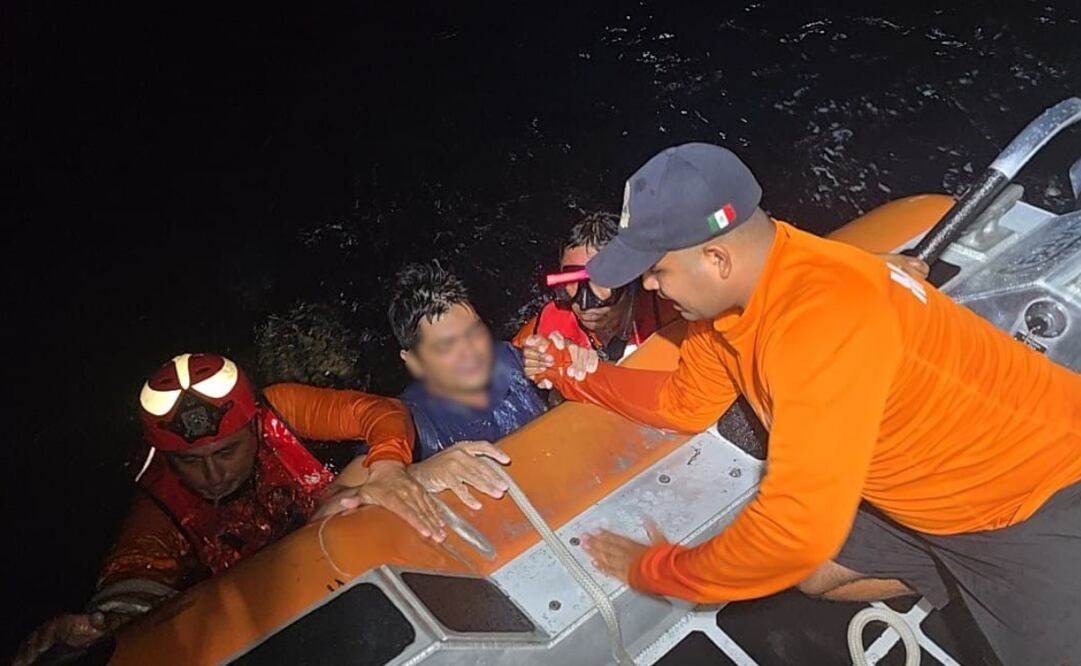 Elementos de la Secretaría Marina rescataron a cuatro personas que viajaban en las costas de Baja California Sur. Foto: Especial