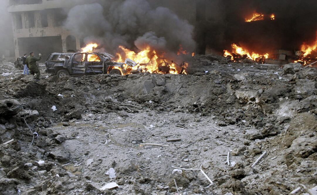 vehicles burn following a bomb attack that targeted the motorcade of former Prime Minister Rafik Hariri in Beirut, Lebanon - Photo: File photo/AP