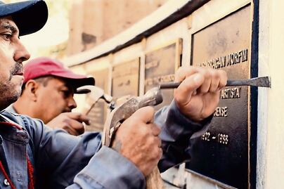 Ven opacidad en exhumación de cenizas de Luis Barragán