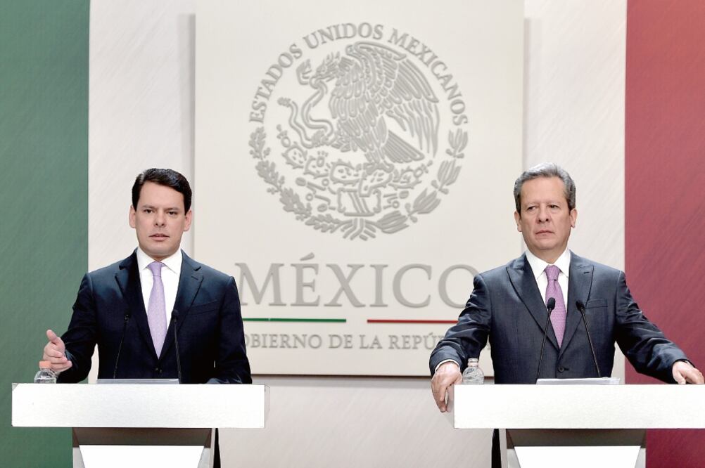 El director general de la CFE, Jaime Francisco Hernández, y el vocero de la Presidencia de la República, Eduardo Sánchez, durante una conferencia (PRESIDENCIA)