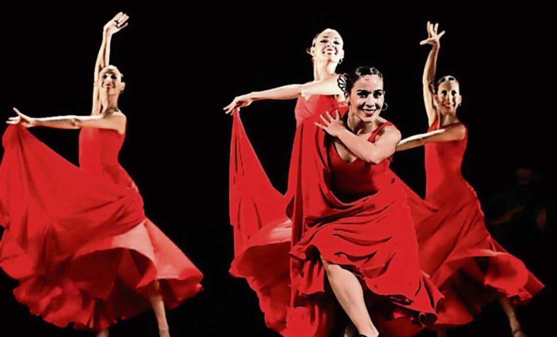 Las bailarinas realizaron numerosos cambios de vestuario. (FACEBOOK)