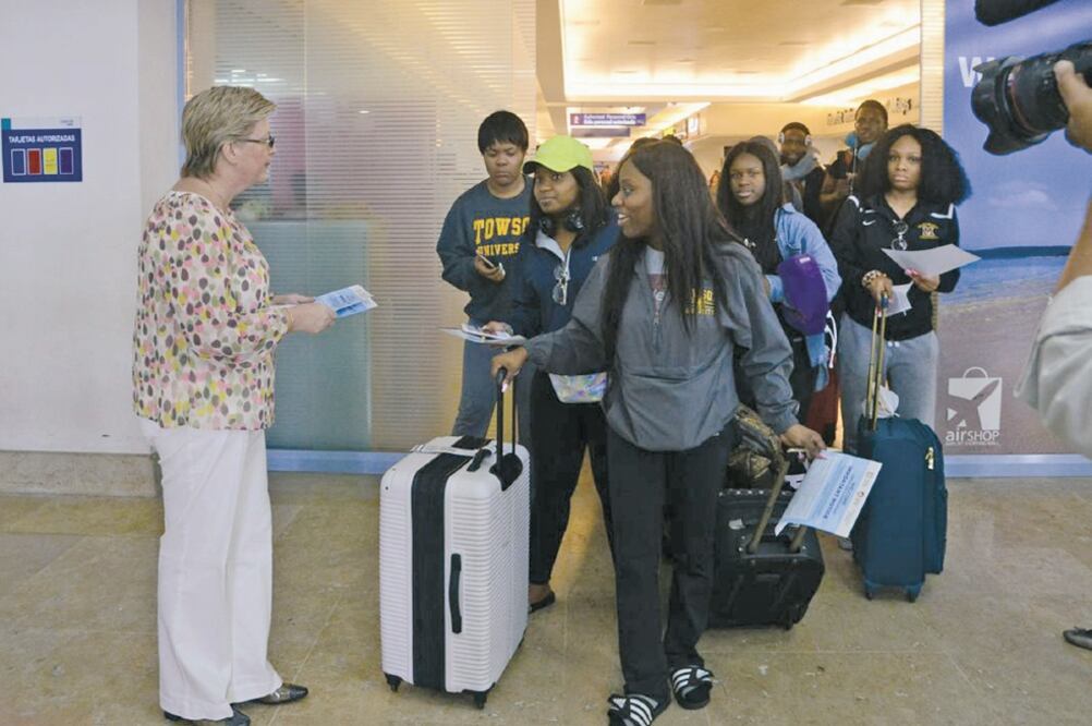Jane García, titular de la Dirección General de Turismo Municipal, entregó ayer códigos de conducta en el Aeropuerto Internacional de Cancún. Foto: CORTESÍA DEL GOBIERNO MUNICIPAL DE BENITO JUÁREZ