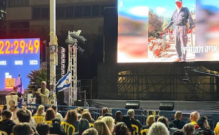 Cientos se reúnen en la plaza de los Rehenes de Tel Aviv a la espera de que sean liberados