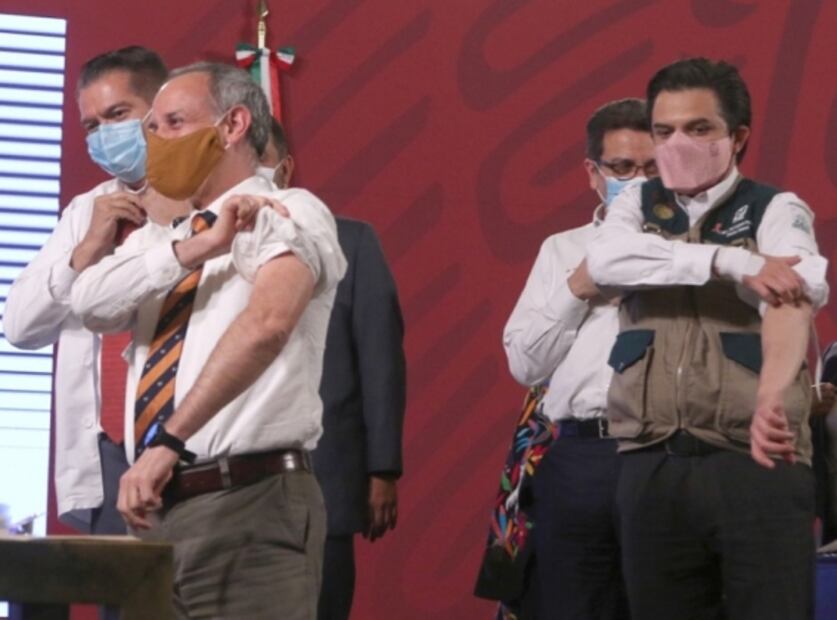 Vacunan contra la influenza a López-Gatell en plena conferencia