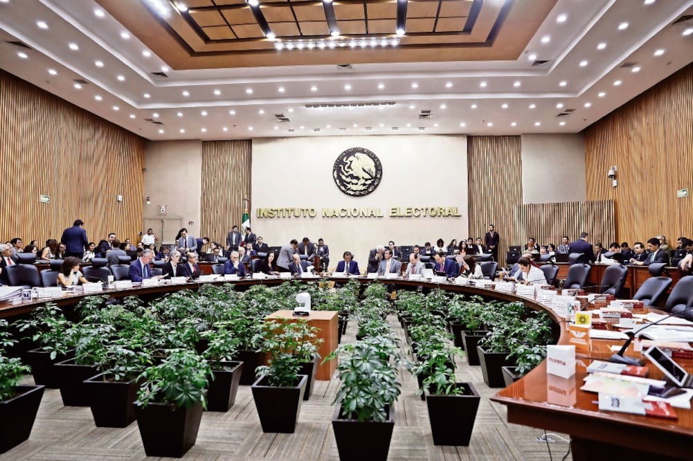 La reforma al reglamento del INE para regresar a los organismos locales responsabilidades sobre la paquetería electoral se plantea a dos semanas de que inicie la elección federal de 2018 (ARCHIVO EL UNIVERSAL)