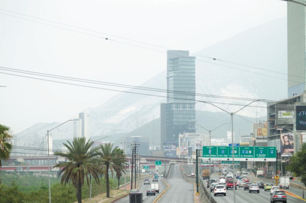 El polvo del desierto del Sahara se encuentra entrando a la ciudad de Monterrey y estará en tránsito durante varios días, ocasionando bruma y aumento de la temperatura. Se prevé que también podría presentarse la contaminación en la zona. Foto/ESPECIAL