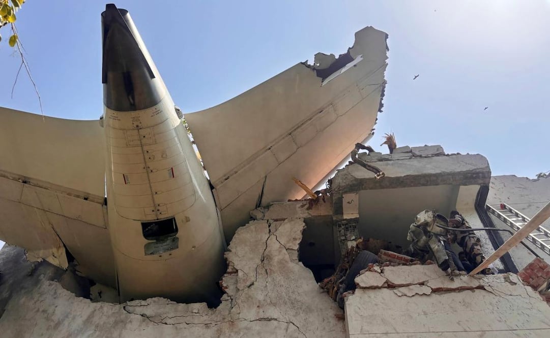 En esta foto, proporcionada por la Fuerza Central de Seguridad Industrial de India (CISF, por sus siglas en inglés) se muestran los restos de un avión que se estrelló en la ciudad de Ahmedabad, en el estado de Gujarat, en el noroeste de India, el jueves 12 de junio de 2025. Foto: AP