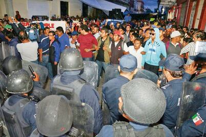 Magisterio disidente y policías chocan en Oaxaca