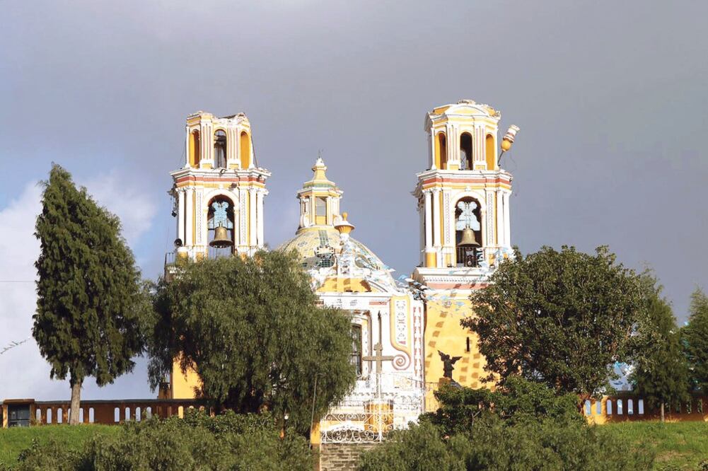 La iglesia de Los Remedios, en Cholula, quedó sin sus dos cúpulas (HILDA RÍOS. CUARTOSCURO.COM)
