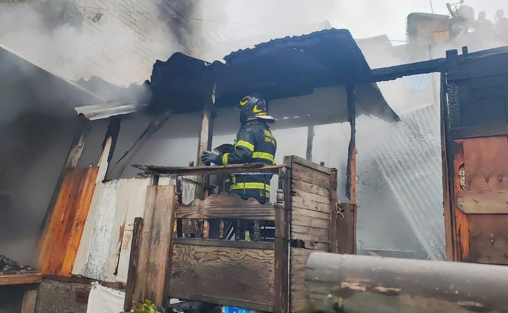 Elementos del Heroico Cuerpo de Bomberos acudieron al sitio y trabajaron para controlar y extinguir las llamas. | Foto: Especial.