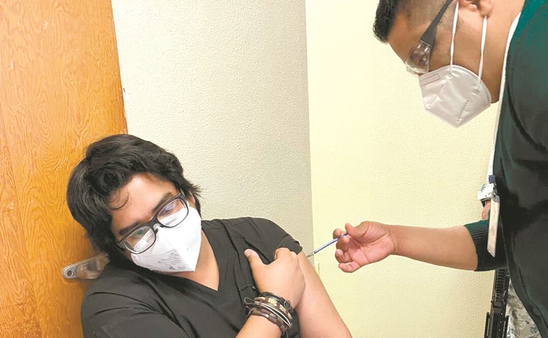 La vacunación contra el Covid-19 inició en Ciudad Juárez bajo la custodia militar que vigilaba las filas para recibir el medicamento. Foto: CORTESÍA